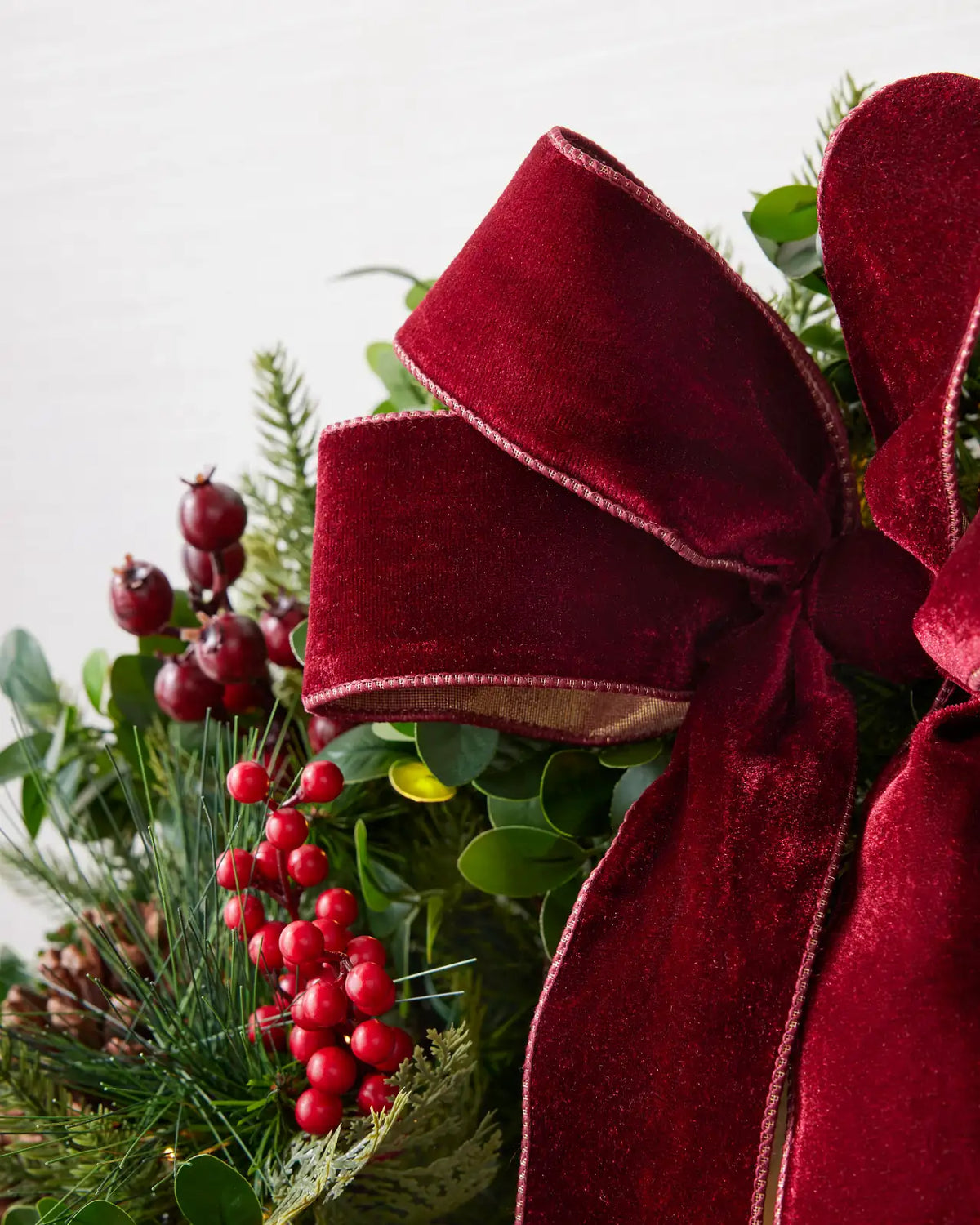 Grinalda de Natal 90 cm com LED, Laço Bordô, Pinhas e Frutas Vermelhas — 3