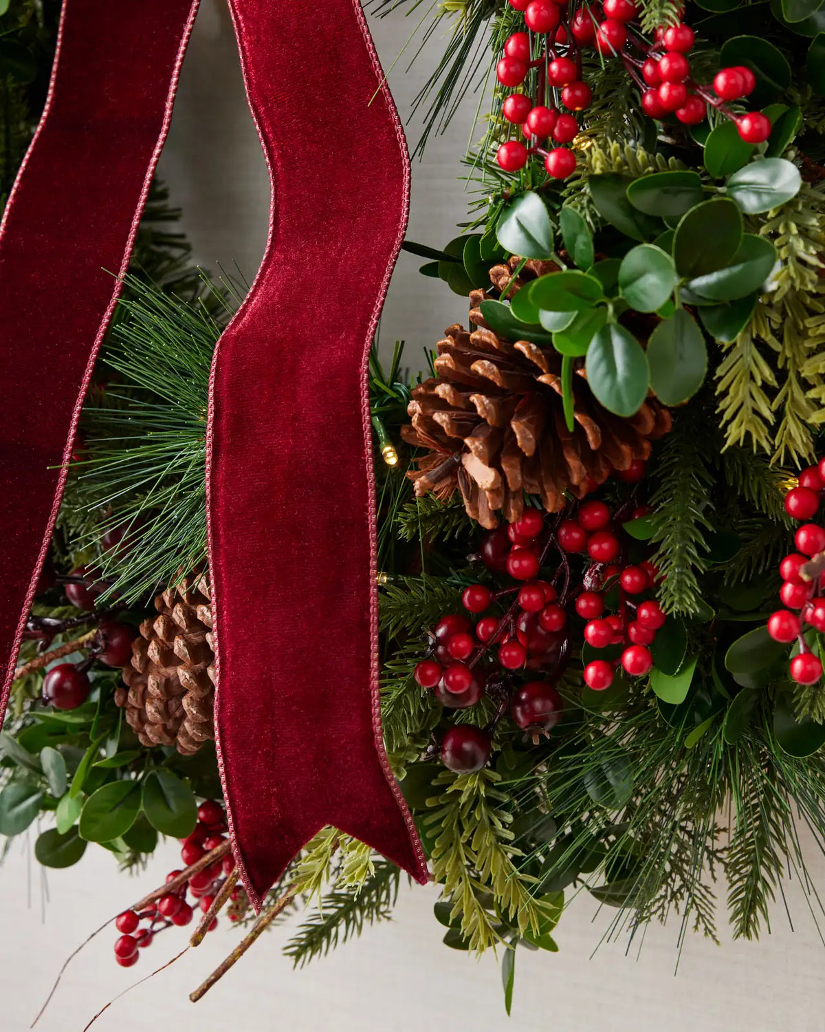 Grinalda de Natal 90 cm com LED, Laço Bordô, Pinhas e Frutas Vermelhas — 4