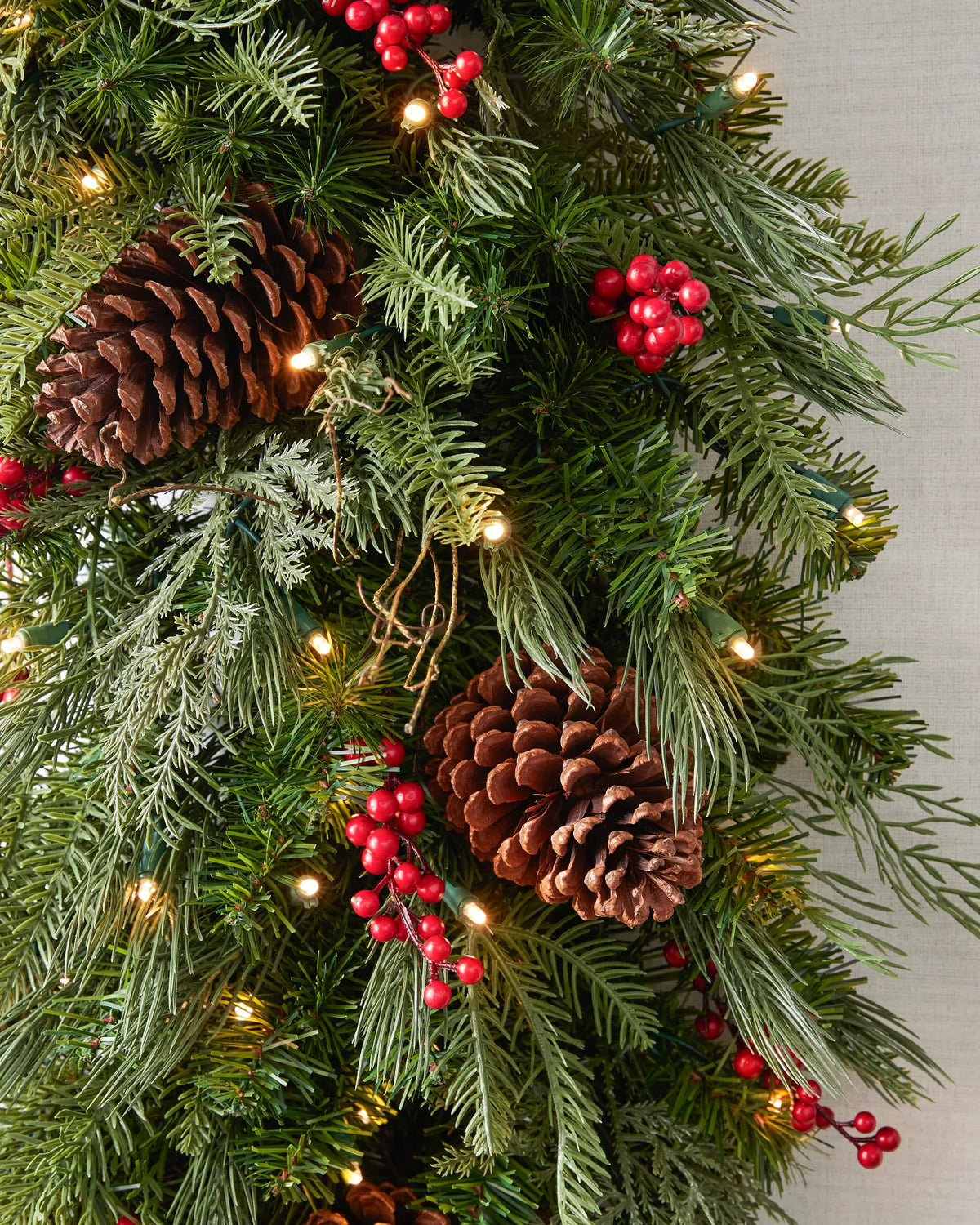 Grinalda Pinhas e Bagas de Natal Com LED 90 cm — 3