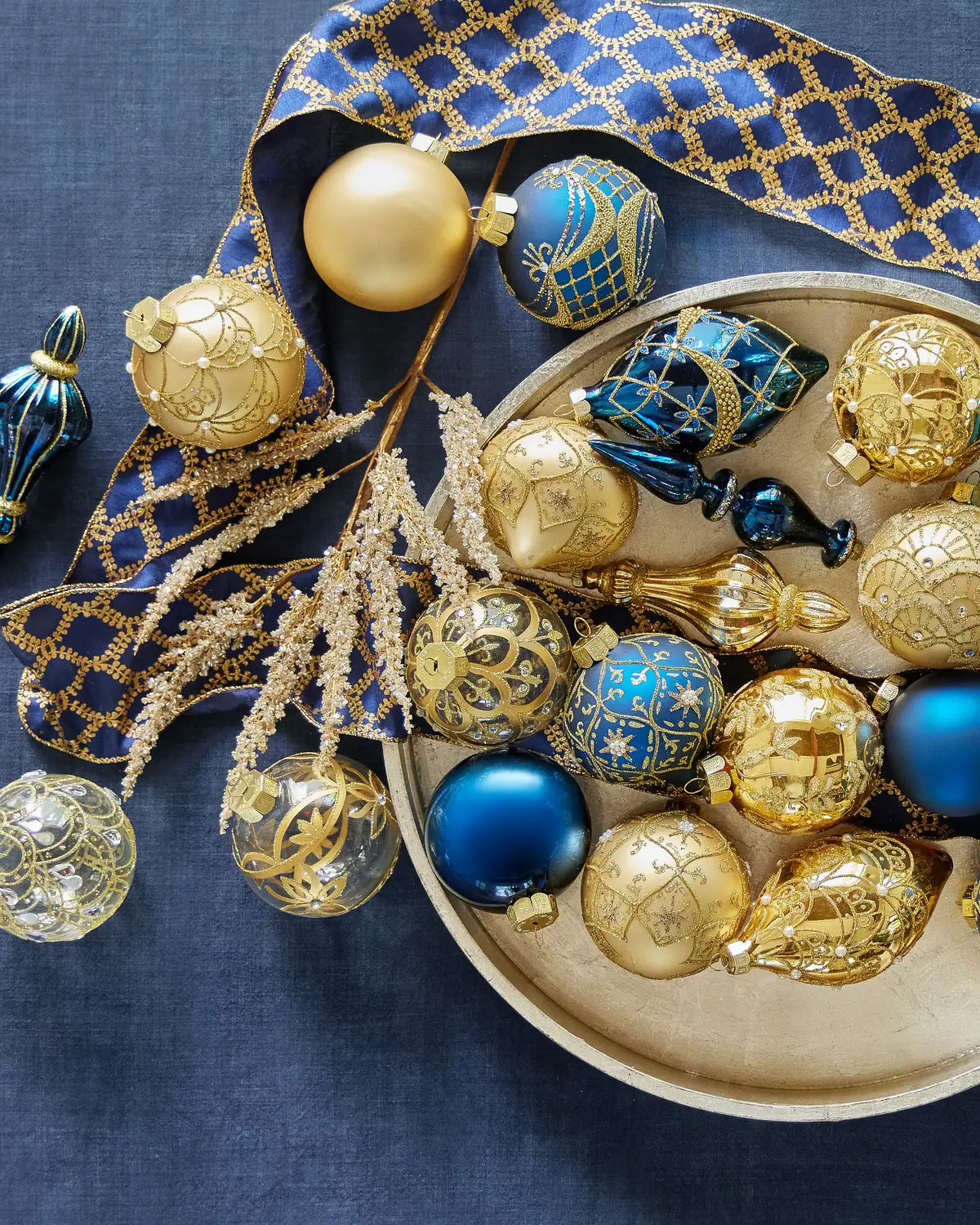 Kit 32 Enfeites para Árvore de Natal Azul e Dourado com Bolas e Pendentes Decorativos — 3