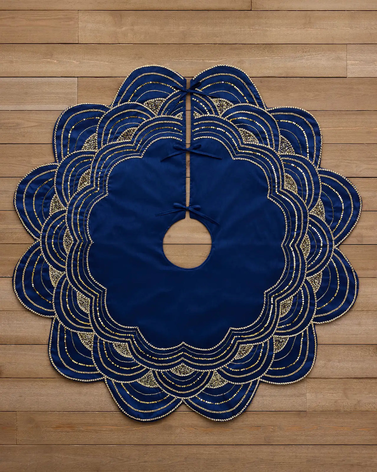 Saia para Árvore de Natal Azul Marinho com Bordados e Paetês Dourados — 4