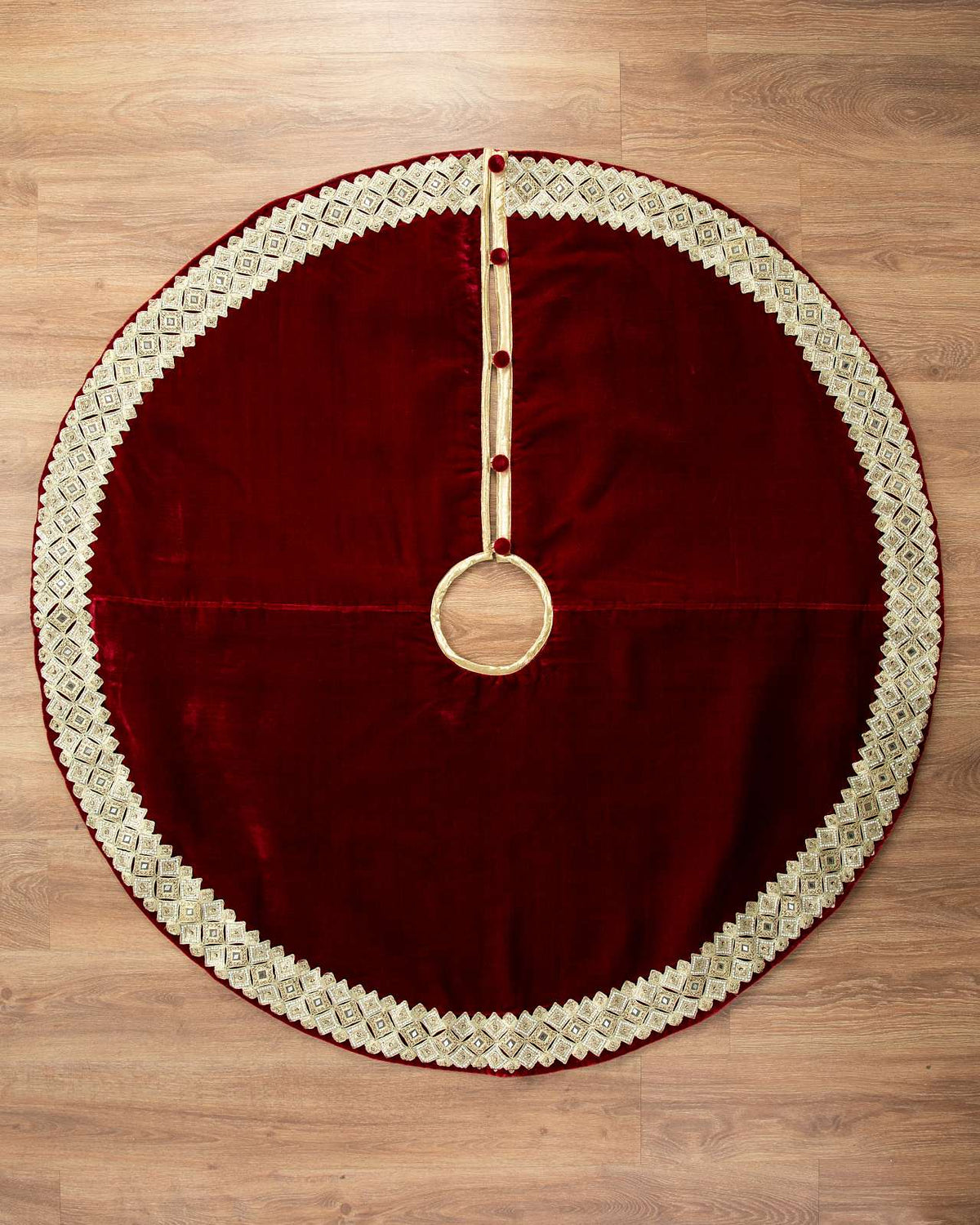 Saia para Árvore de Natal em Veludo Vermelho com Bordado Dourado e Pedrarias — 3